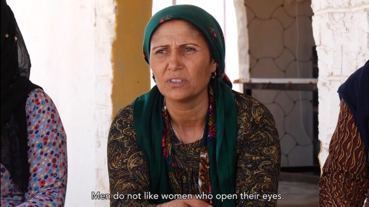 Der Filmstill zeigt eine Bäuerin aus dem Kollektiv der freien Frauen in Rojava, Syrien