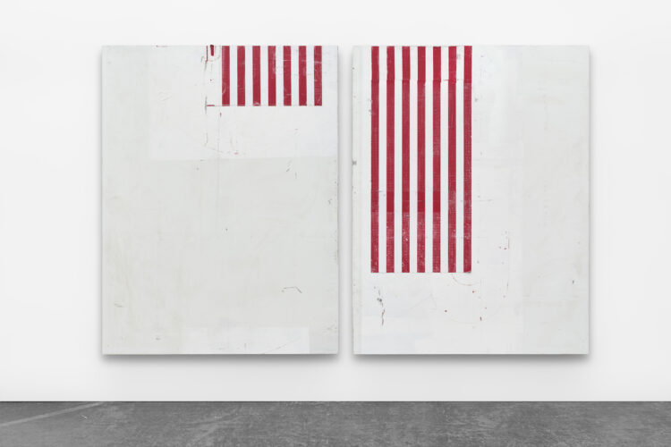 Es sind zwei hochformatige weiße Bilder der Serie im selben Format zu sehen. Sie gehören zur Serie „Lines of Apollo“ des Künstlers Michail Pirgelis. Auf beiden befindet sich eine rechteckige Fläche mit vertikalen roten Streifen. Dies befindet sich im linken Paneel nur in der oberen rechten Ecke, während es im rechten Paneel fast eine ganze Hälfe (links von der Mitte) ausfüllt.