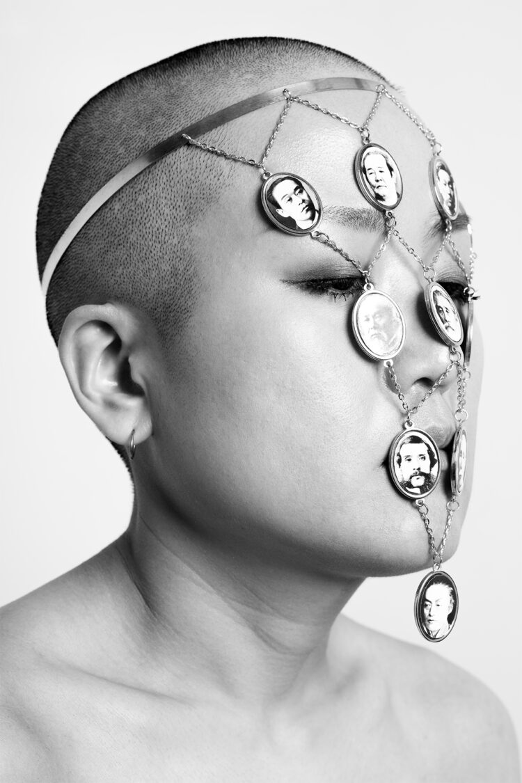 Das Bild zeigt einen Frauenkopf mit Schmucksteinen im Gesicht.